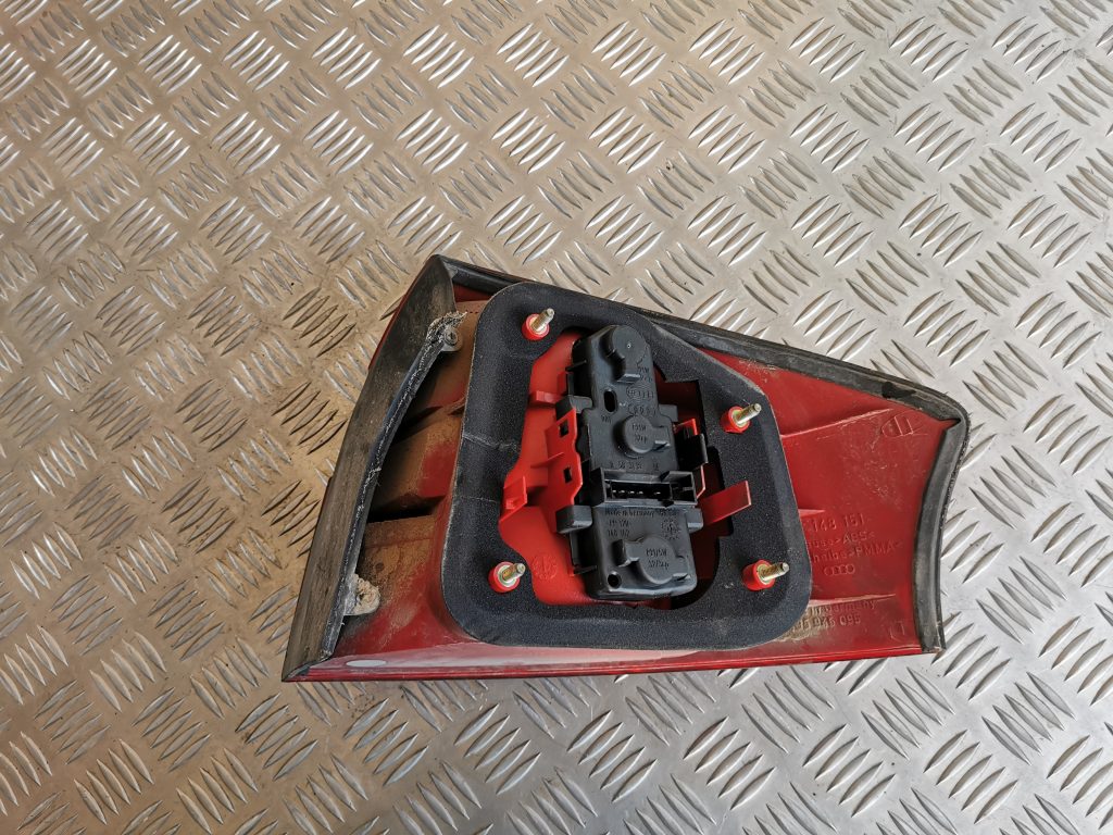 Aizmugurējais kreisais lukturis priekš AUDI A6 1998 2 Aizmugurējais kreisais lukturis priekš AUDI A6 1998