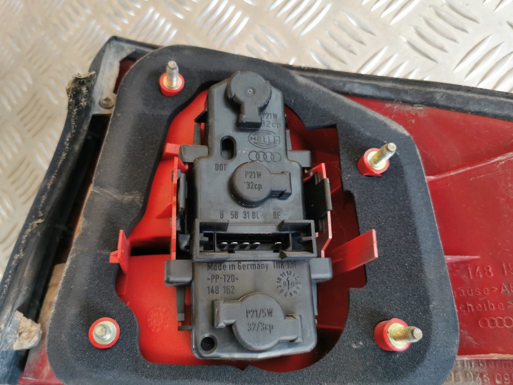 Aizmugurējais kreisais lukturis priekš AUDI A6 1998 3 Aizmugurējais kreisais lukturis priekš AUDI A6 1998