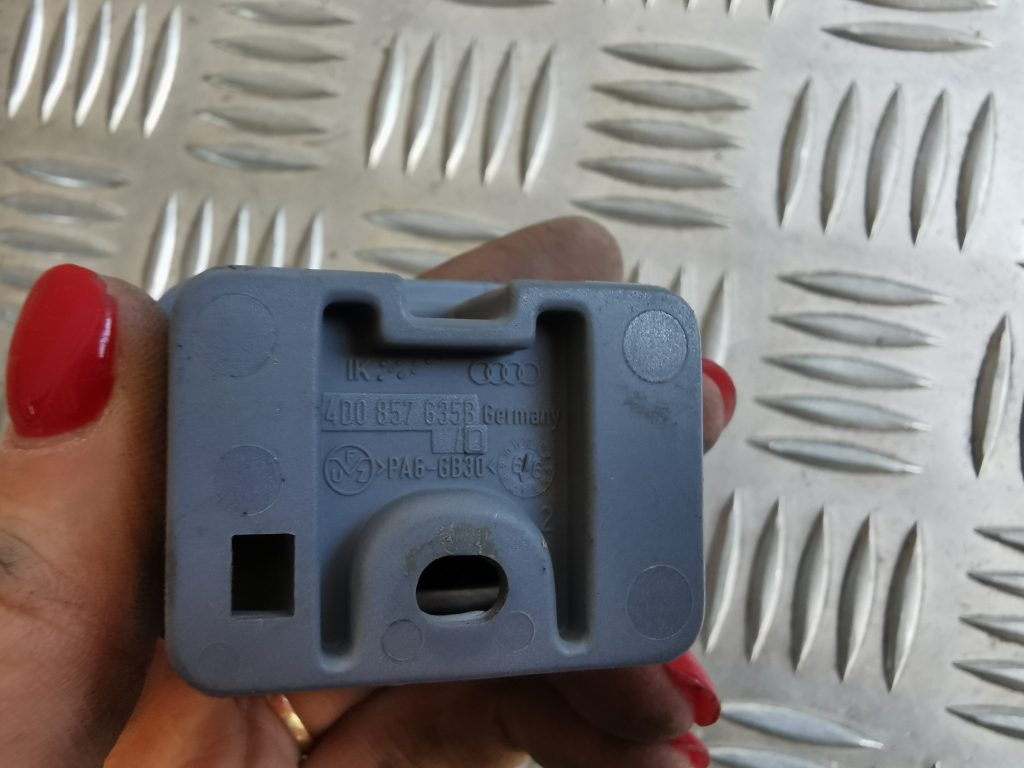 Salona āķis griestos priekš AUDI A6 1998 4 Salona āķis griestos priekš AUDI A6 1998