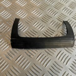 Mērinstrumentu paneļa apdare (zem stūres) priekš AUDI A6 1998