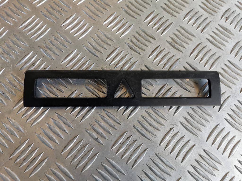 Mērinstrumentu paneļa dekoratīvais rāmis priekš AUDI A6 1998 1 Mērinstrumentu paneļa dekoratīvais rāmis priekš AUDI A6 1998