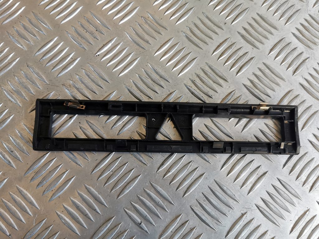 Mērinstrumentu paneļa dekoratīvais rāmis priekš AUDI A6 1998 2 Mērinstrumentu paneļa dekoratīvais rāmis priekš AUDI A6 1998