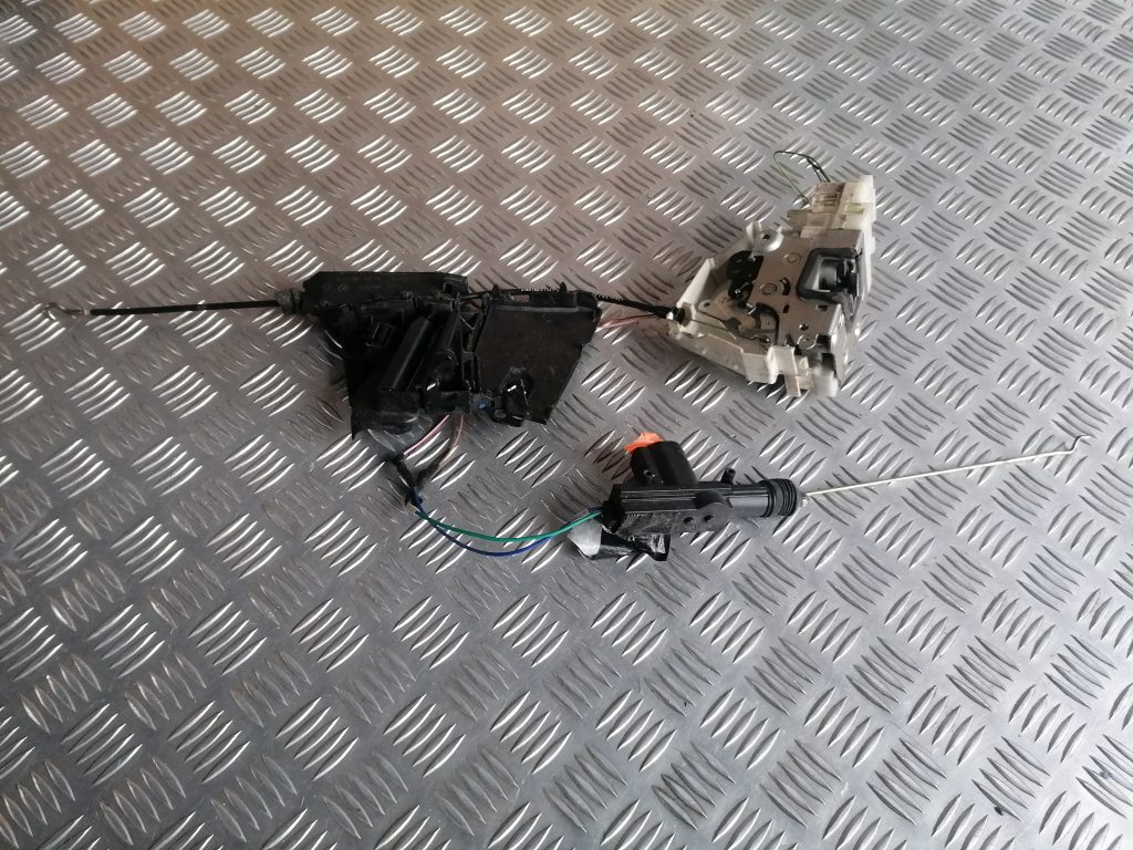 Priekšējo labo durvju slēdzene priekš MERCEDES BENZ ML320 2005 BLACK