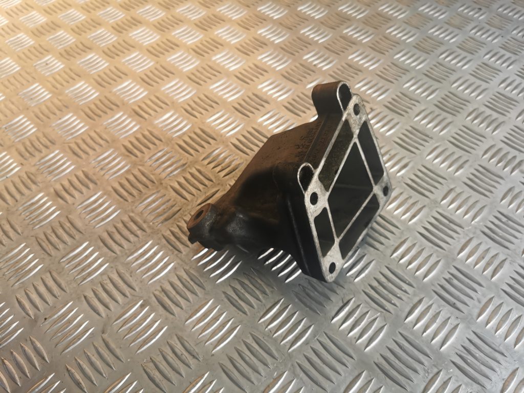 Dzinēja kronšteins priekš MERCEDES BENZ ML320 2005 BLACK 2 Dzinēja kronšteins priekš MERCEDES BENZ ML320 2005 BLACK