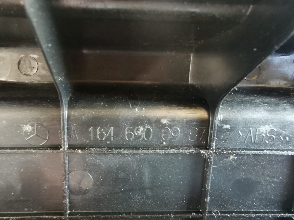 Bagažnieka nodalījuma sliekšņa uzlika priekš MERCEDES BENZ ML320 2005 BLACK