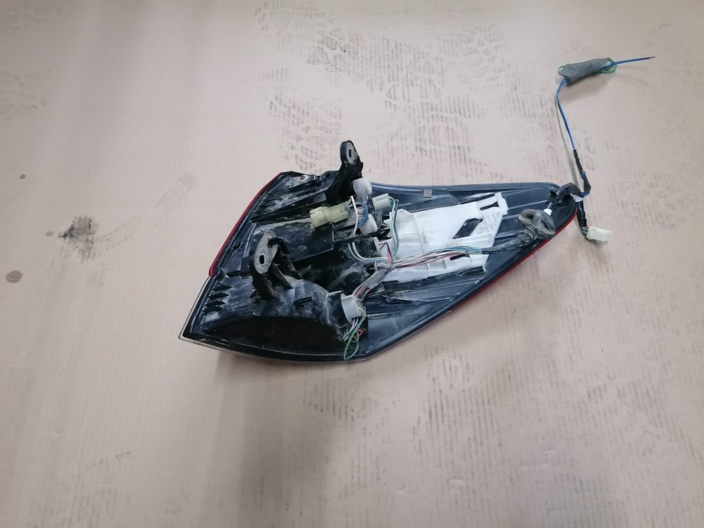 Aizmugurējais kreisais lukturis priekš SUBARU LEGACY 2011 4 Aizmugurējais kreisais lukturis priekš SUBARU LEGACY 2011