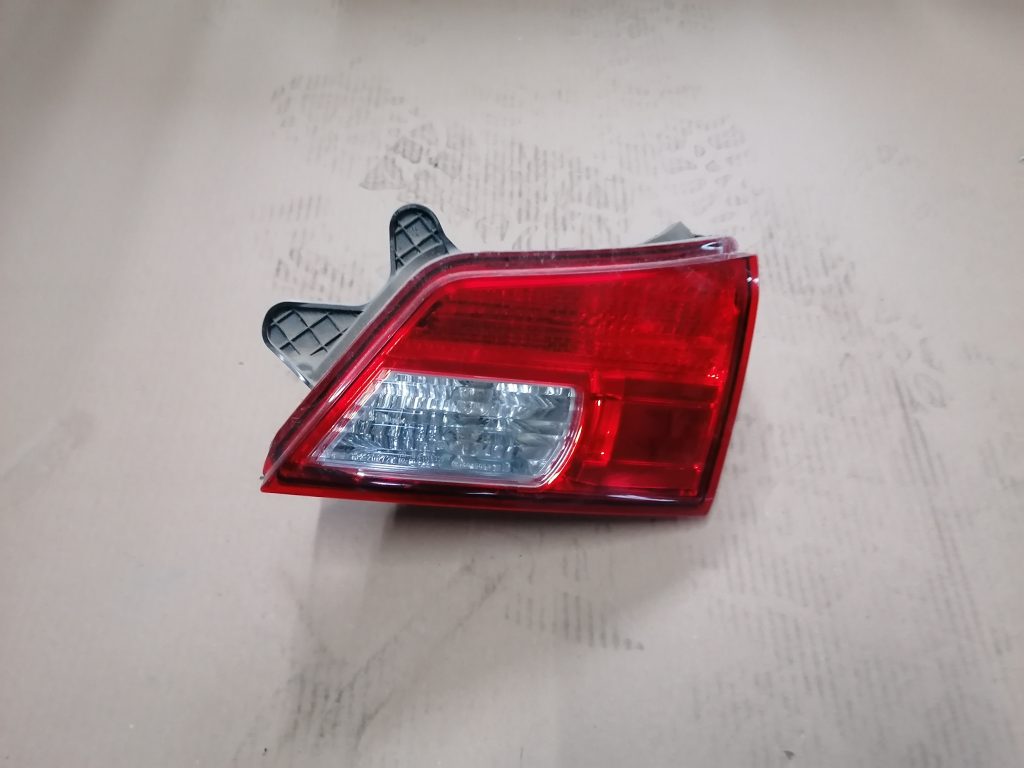 Bagāžnieka vāka labais lukturis priekš SUBARU LEGACY 2011