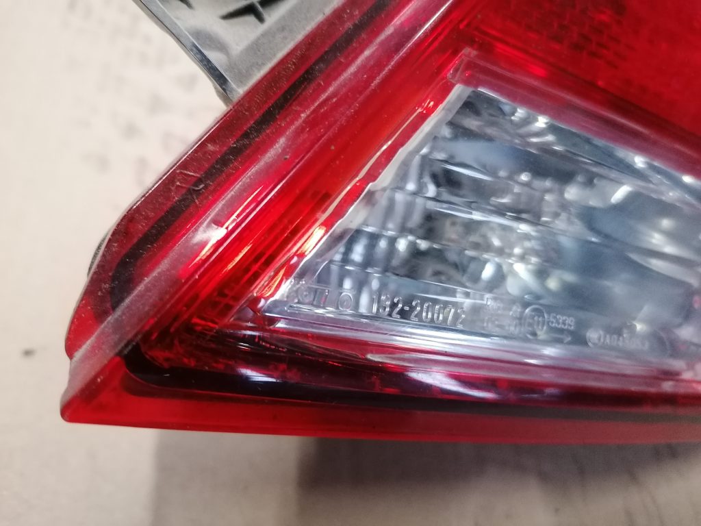 Bagāžnieka vāka labais lukturis priekš SUBARU LEGACY 2011