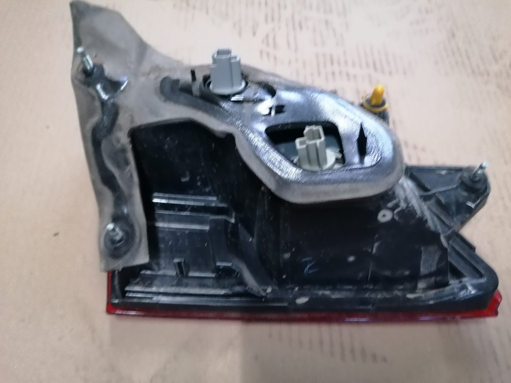 Bagāžnieka vāka labais lukturis priekš SUBARU LEGACY 2011