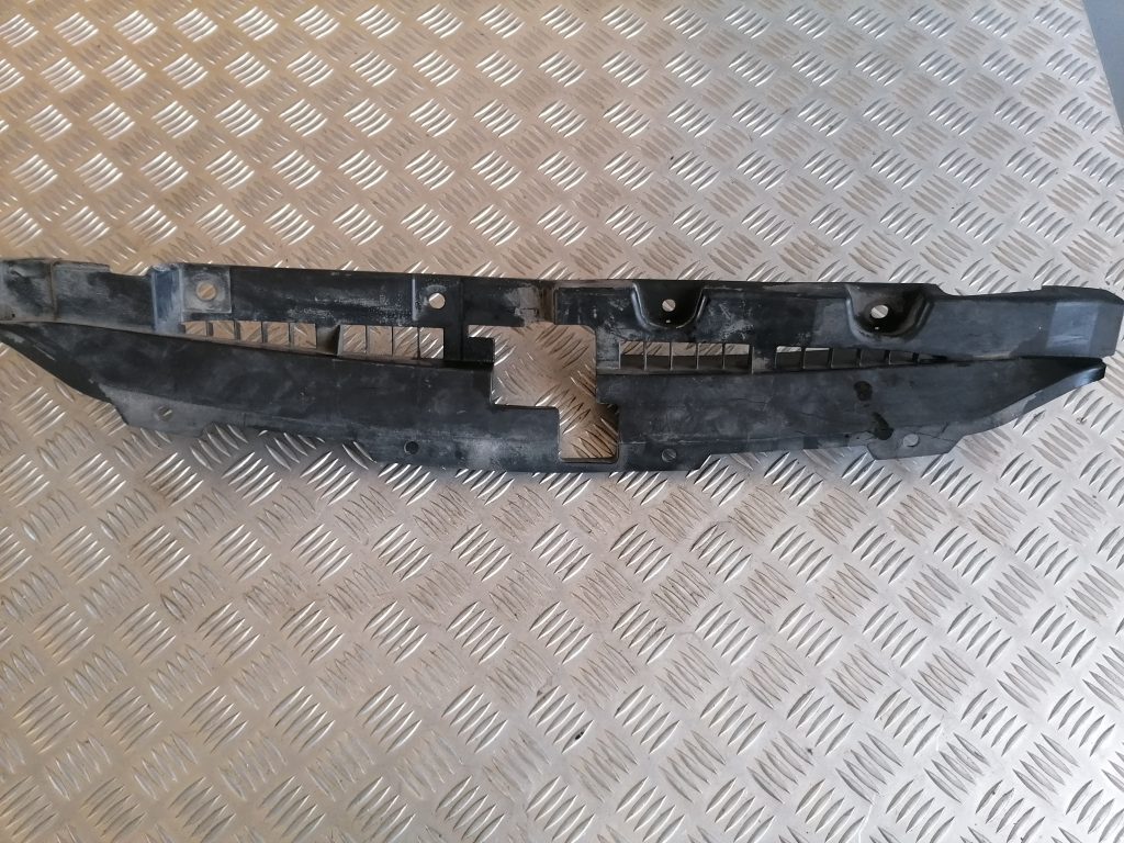 Radiatoru augšēja uzlika priekš SUBARU LEGACY 2011