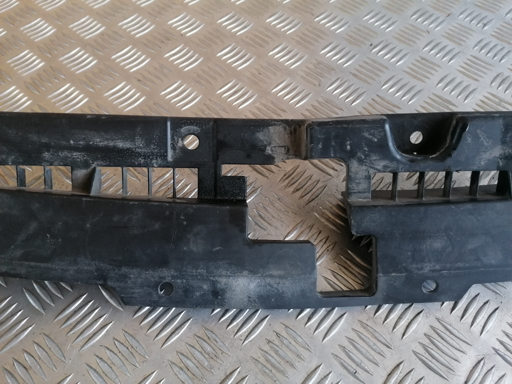 Radiatoru augšēja uzlika priekš SUBARU LEGACY 2011