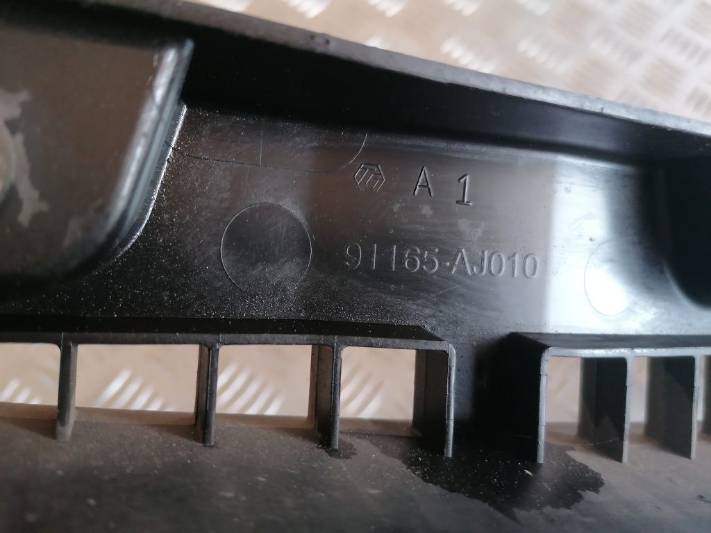 Radiatoru augšēja uzlika priekš SUBARU LEGACY 2011