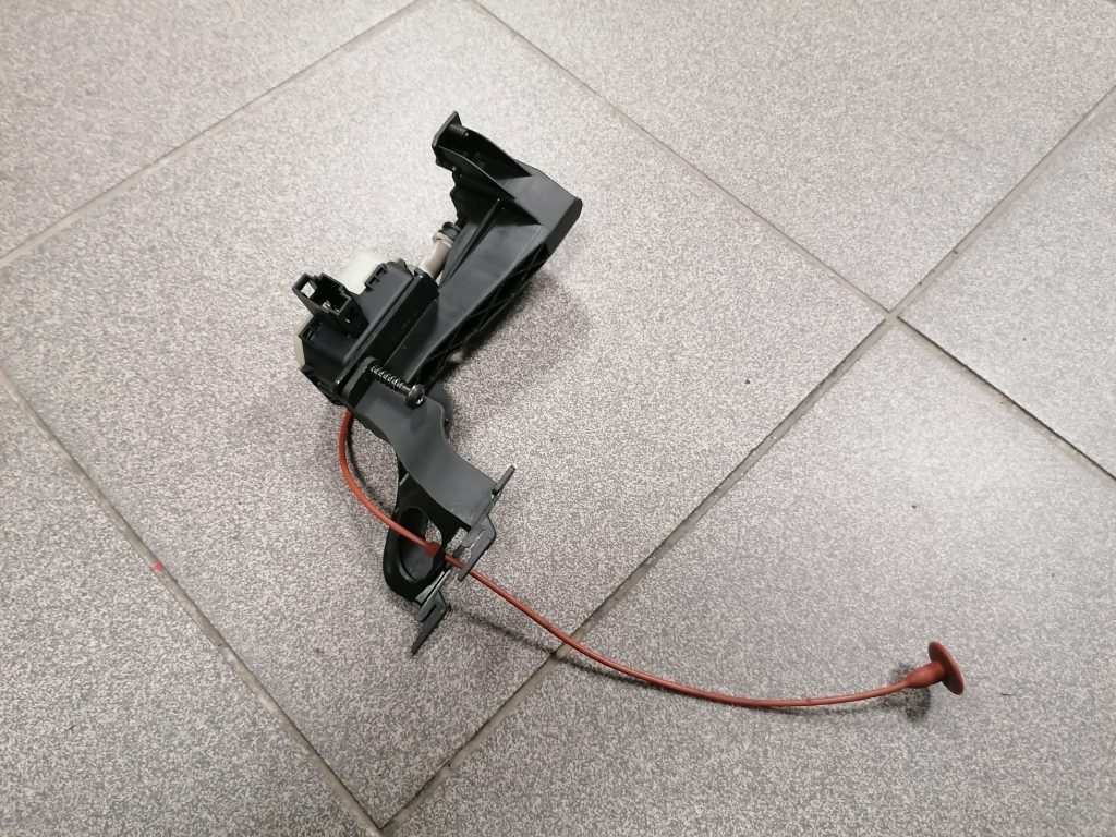 Degvielas tvertnes vāka slēdzene priekš MERCEDES BENZ CLS 320 2005