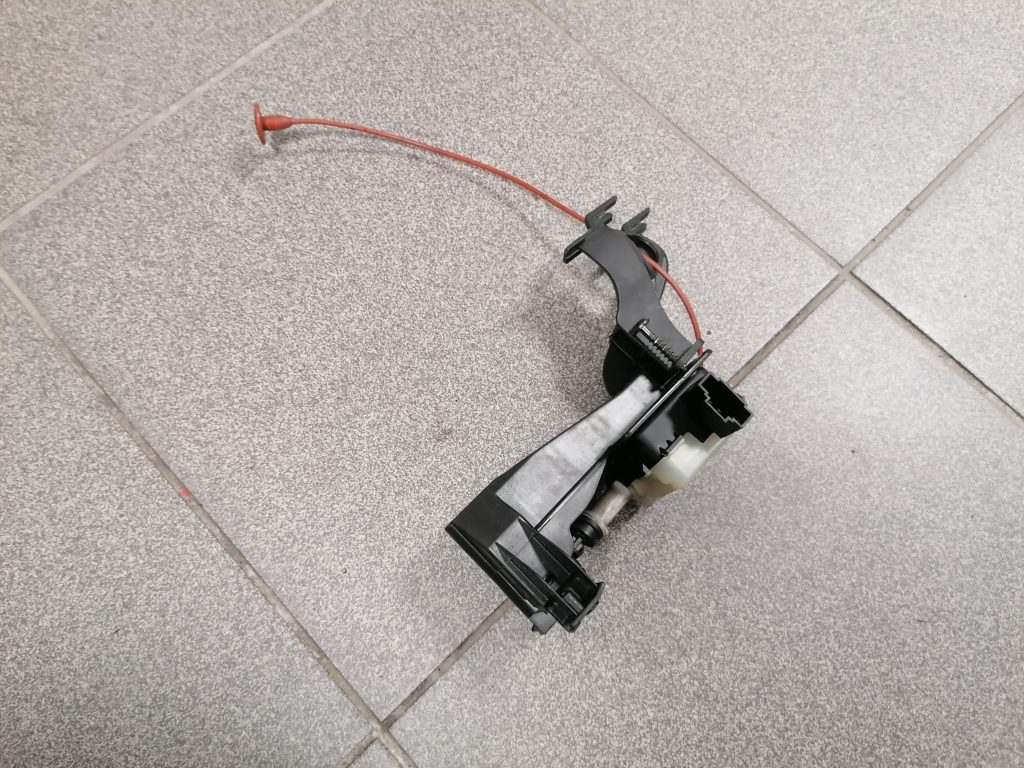 Degvielas tvertnes vāka slēdzene priekš MERCEDES BENZ CLS 320 2005