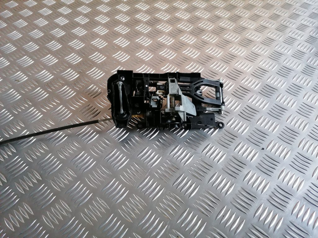 Durvju roktura iekšējais stiprinājums priekš BMW 520D F11 2011 TOURING 2 Durvju roktura iekšējais stiprinājums priekš BMW 520D F11 2011 TOURING