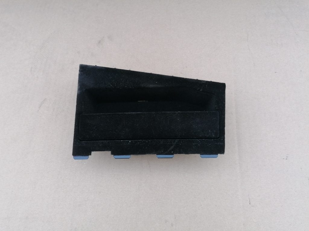 Centrālās konsoles nodalījums priekš MERCEDES BENZ CLS 320 2005 1 Centrālās konsoles nodalījums priekš MERCEDES BENZ CLS 320 2005