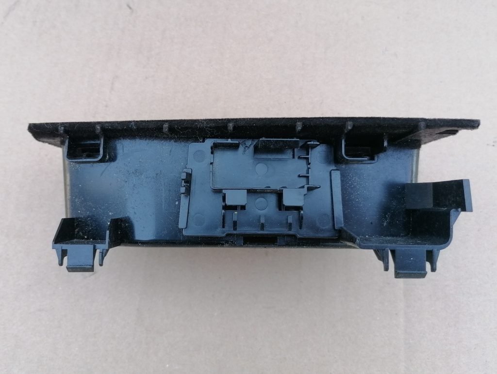 Centrālās konsoles nodalījums priekš MERCEDES BENZ CLS 320 2005 3 Centrālās konsoles nodalījums priekš MERCEDES BENZ CLS 320 2005