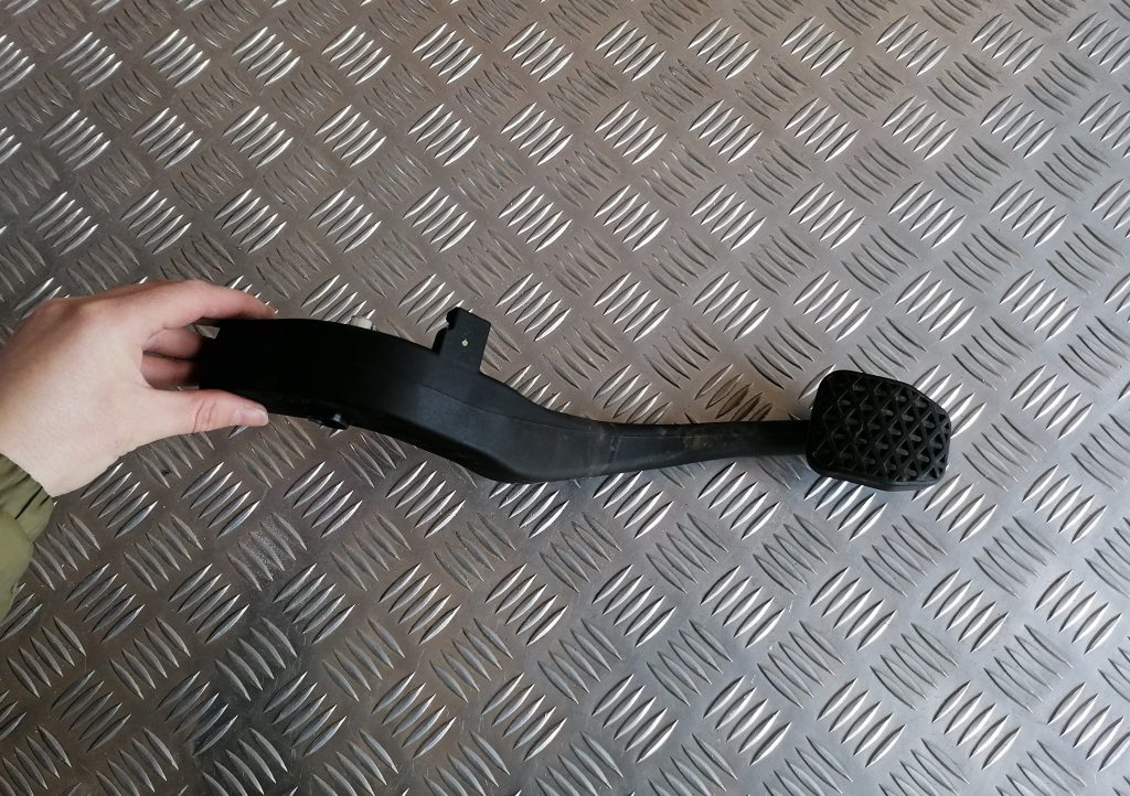 Sajūga pedālis priekš BMW 1 E87 2009 WHITE 1 Sajūga pedālis priekš BMW 1 E87 2009 WHITE