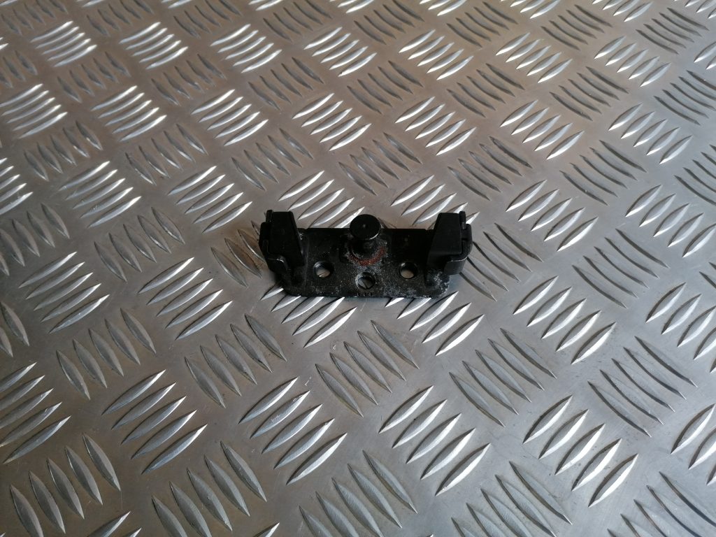 Bagažnieka vāka slēdzenes cilpa priekš BMW 1 E87 2009 WHITE 1 Bagažnieka vāka slēdzenes cilpa priekš BMW 1 E87 2009 WHITE