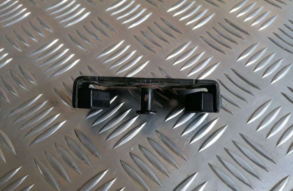 Bagažnieka vāka slēdzenes cilpa priekš BMW 1 E87 2009 WHITE 3 Bagažnieka vāka slēdzenes cilpa priekš BMW 1 E87 2009 WHITE