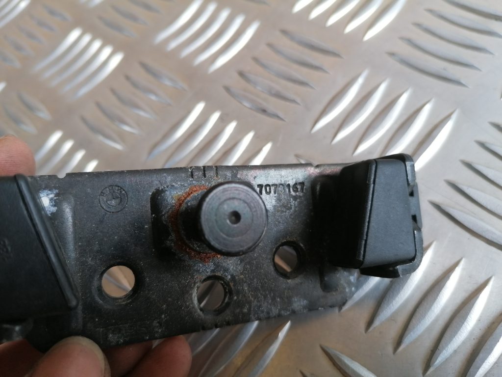 Bagažnieka vāka slēdzenes cilpa priekš BMW 1 E87 2009 WHITE 4 Bagažnieka vāka slēdzenes cilpa priekš BMW 1 E87 2009 WHITE