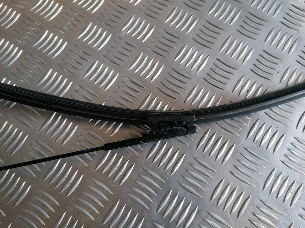 Vējstikla slotiņa priekš BMW 1 E87 2009 WHITE