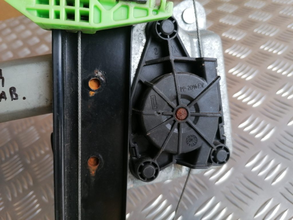 Stikla pacelšanas mehānisms aizmugurējais labais priekš BMW 1 E87 2009 WHITE