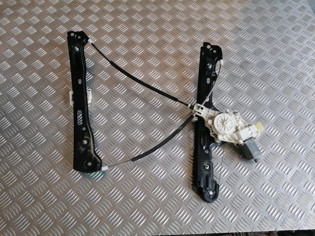 Stikla pacelšanas mehānisms priekšējais kreisais priekš BMW 1 E87 2009 WHITE 1 Stikla pacelšanas mehānisms priekšējais kreisais priekš BMW 1 E87 2009 WHITE