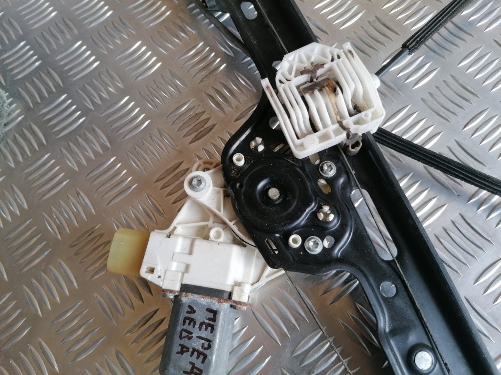 Stikla pacelšanas mehānisms priekšējais kreisais priekš BMW 1 E87 2009 WHITE 5 Stikla pacelšanas mehānisms priekšējais kreisais priekš BMW 1 E87 2009 WHITE