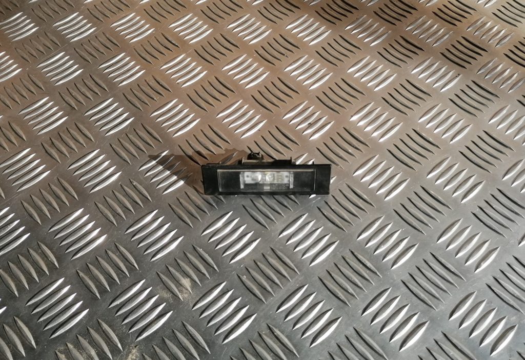 Numura zīmes apgaismojums priekš BMW 1 E87 2009 WHITE 1 Numura zīmes apgaismojums priekš BMW 1 E87 2009 WHITE