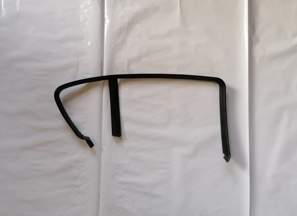 Aizmugurējo kreiso durvju moldings priekš BMW 1 E87 2009 WHITE