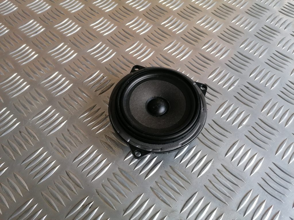 Durvju skaļrunis, apakšā priekš BMW 1 E87 2009 WHITE 2 Durvju skaļrunis, apakšā priekš BMW 1 E87 2009 WHITE