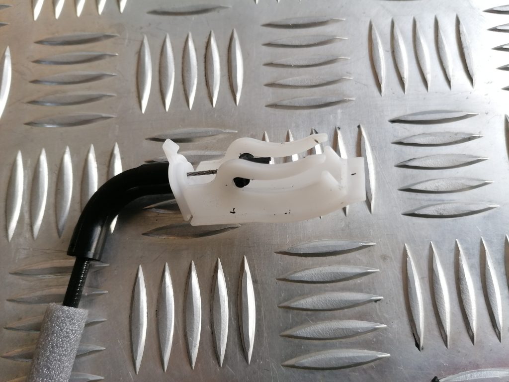 Durvju roktura trose priekš BMW 1 E87 2009 WHITE 2 Durvju roktura trose priekš BMW 1 E87 2009 WHITE