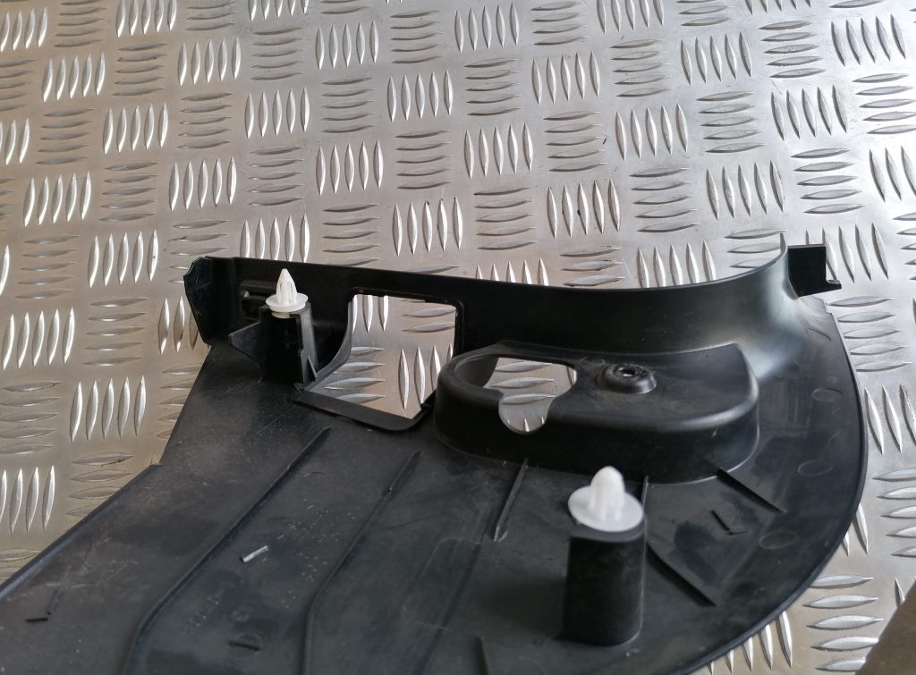 Sliekšņa priekšēja kreisa uzlika (salonā) priekš BMW 1 E87 2009 WHITE 3 Sliekšņa priekšēja kreisa uzlika (salonā) priekš BMW 1 E87 2009 WHITE