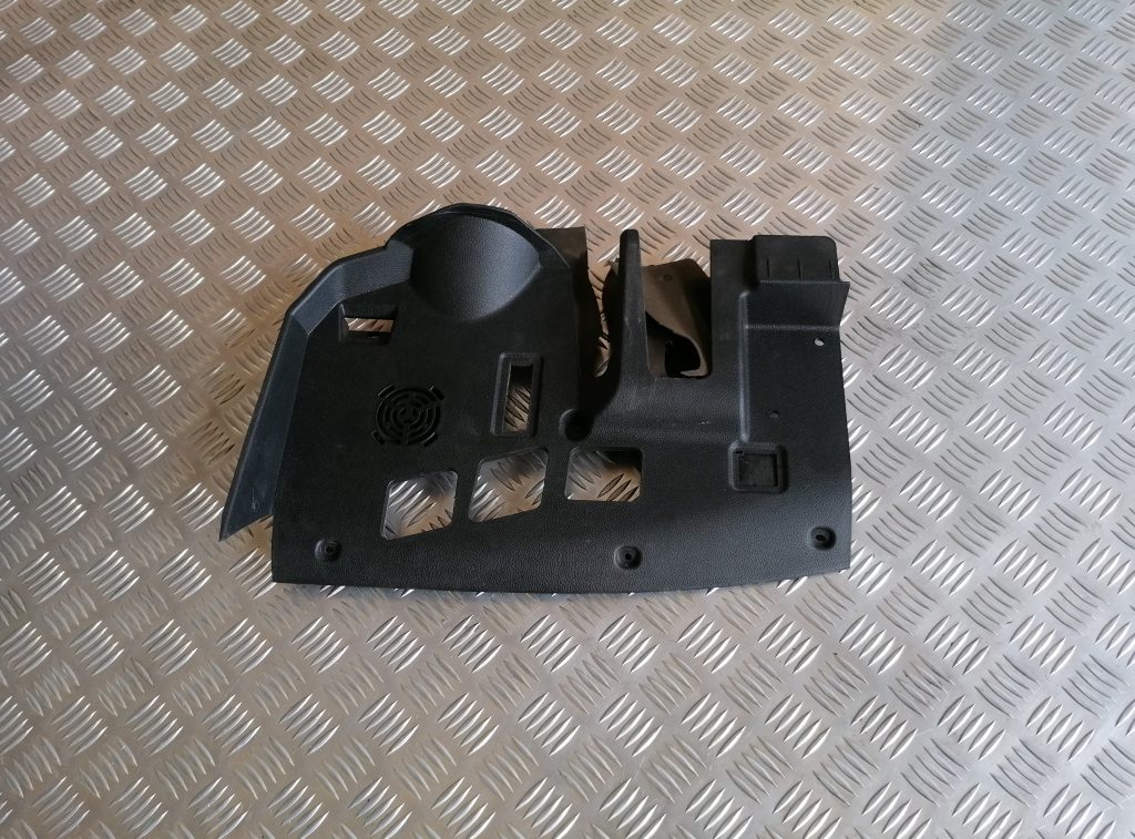 Mērinstrumentu paneļa apakšēja apdare priekš BMW 1 E87 2009 WHITE 1 Mērinstrumentu paneļa apakšēja apdare priekš BMW 1 E87 2009 WHITE