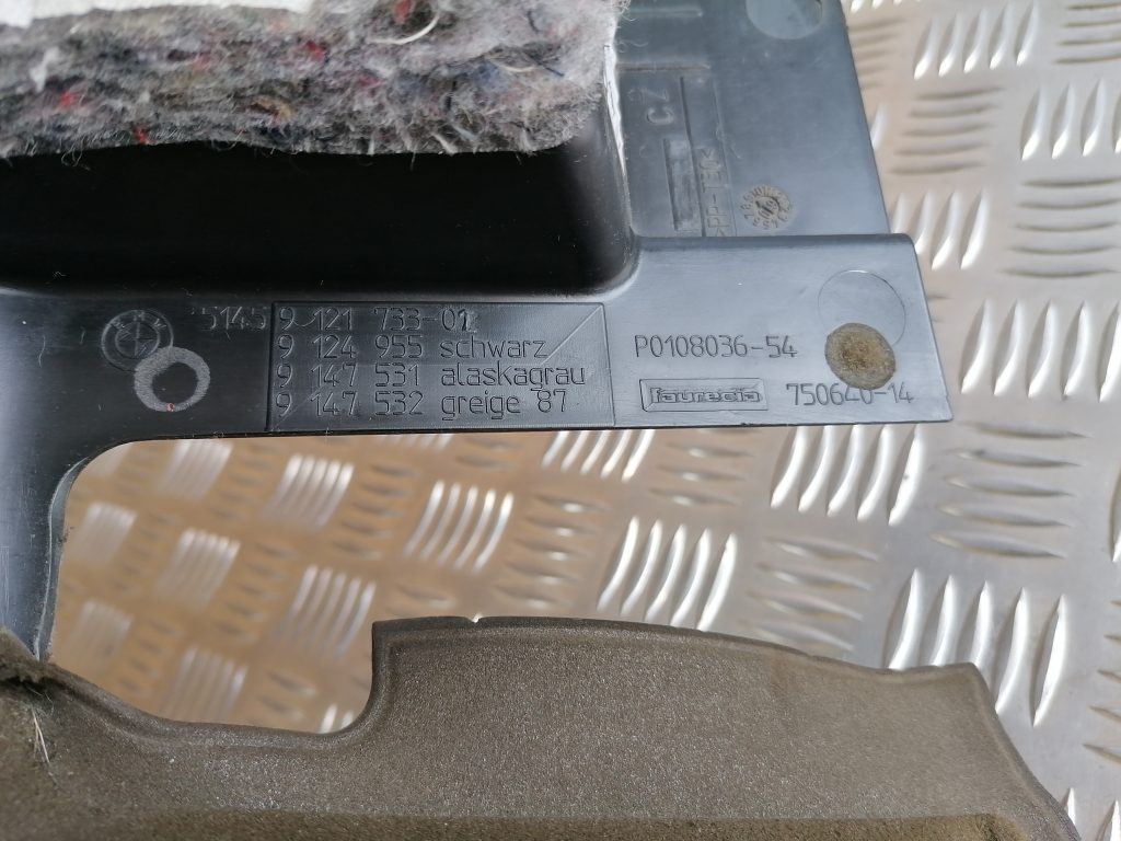 Mērinstrumentu paneļa apakšēja apdare priekš BMW 1 E87 2009 WHITE 3 Mērinstrumentu paneļa apakšēja apdare priekš BMW 1 E87 2009 WHITE