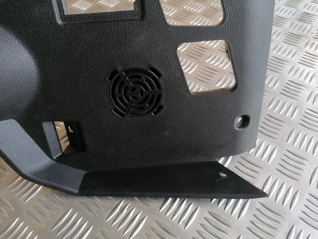 Mērinstrumentu paneļa apakšēja apdare priekš BMW 1 E87 2009 WHITE 5 Mērinstrumentu paneļa apakšēja apdare priekš BMW 1 E87 2009 WHITE