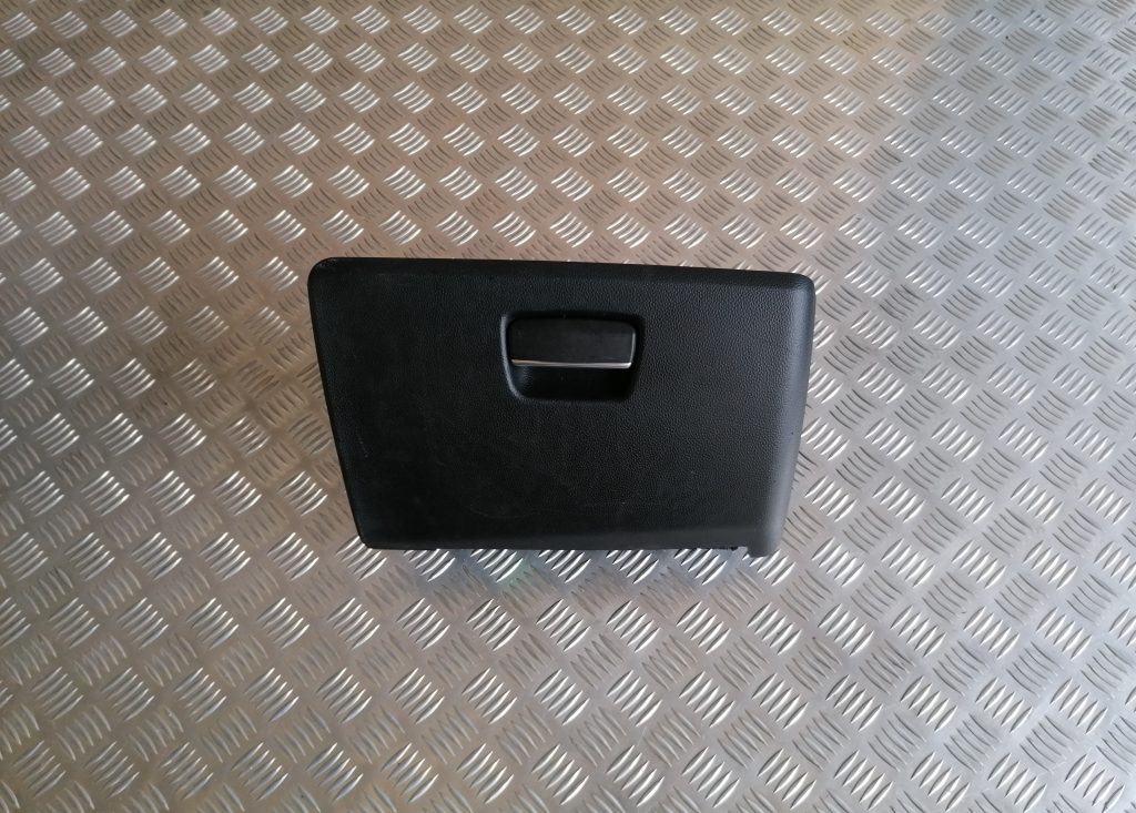 Mantu glabāšanas nodalījums pasažiera pusē priekš BMW 1 E87 2009 WHITE