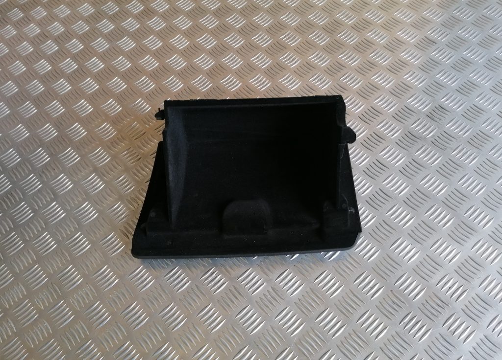 Mantu glabāšanas nodalījums pasažiera pusē priekš BMW 1 E87 2009 WHITE