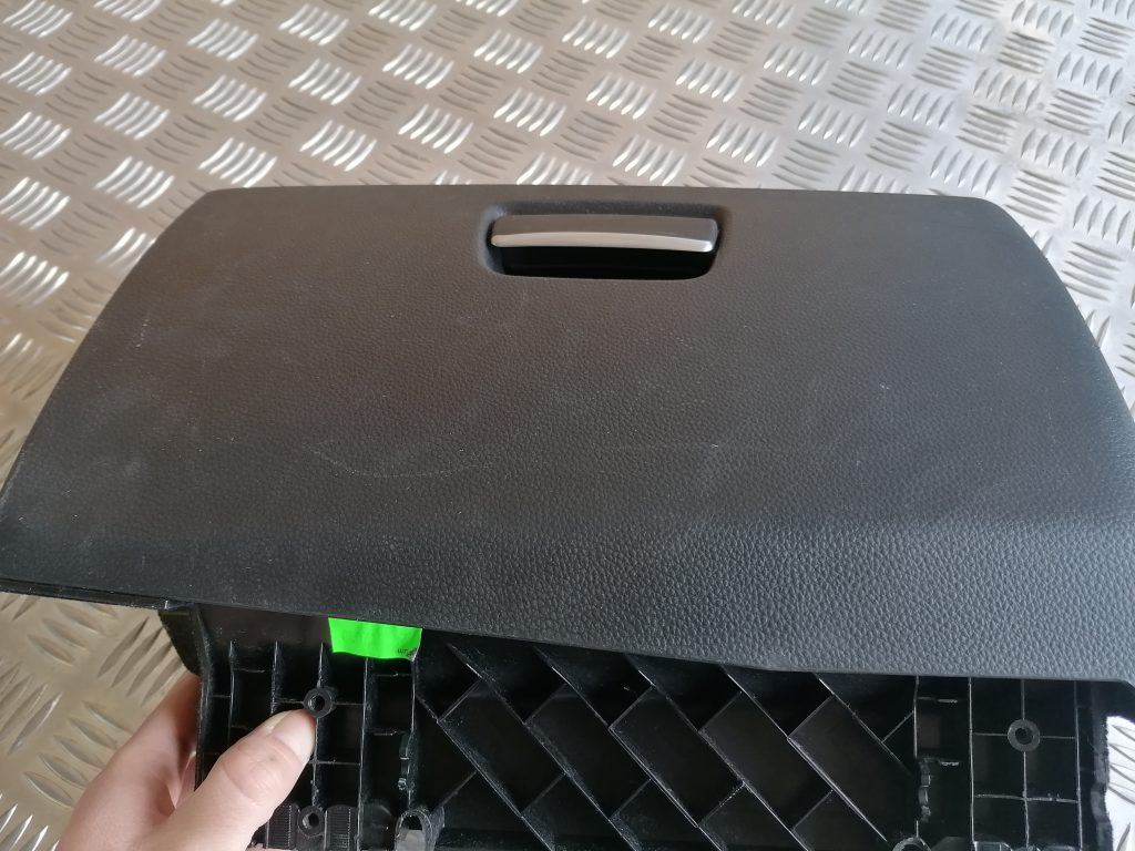 Mantu glabāšanas nodalījums pasažiera pusē priekš BMW 1 E87 2009 WHITE