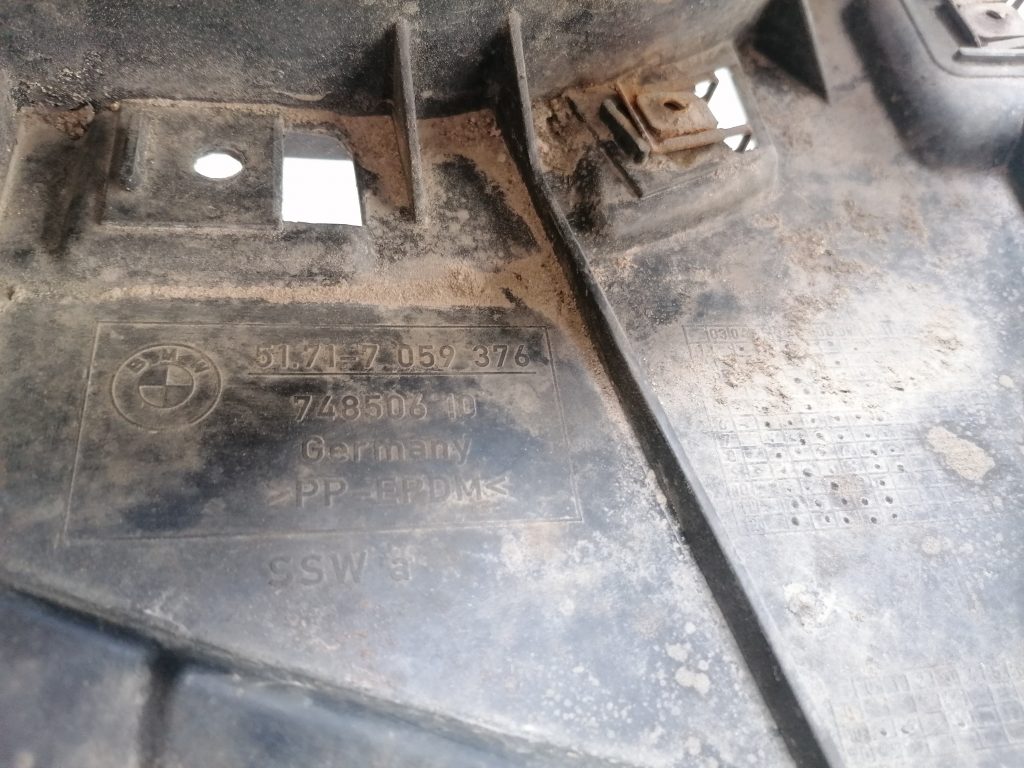 Priekšējais labais paspārns priekš BMW 1 E87 2009 WHITE 3 Priekšējais labais paspārns priekš BMW 1 E87 2009 WHITE