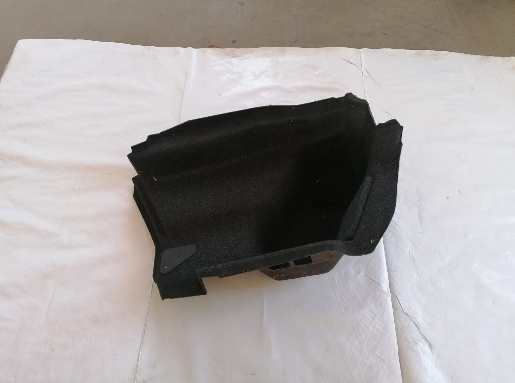 Bagāžnieka nodalījuma sānu apdare priekš BMW 1 E87 2009 WHITE