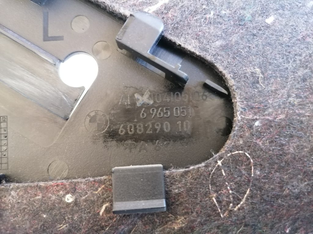 Bagāžnieka nodalījuma sānu apdare priekš BMW 1 E87 2009 WHITE