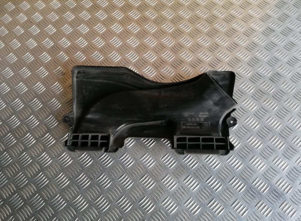 Gaisa filtra korpusa caurule priekš BMW 1 E87 2009 WHITE 2 Gaisa filtra korpusa caurule priekš BMW 1 E87 2009 WHITE