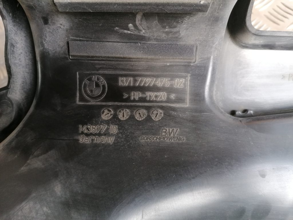 Gaisa filtra korpusa caurule priekš BMW 1 E87 2009 WHITE 4 Gaisa filtra korpusa caurule priekš BMW 1 E87 2009 WHITE