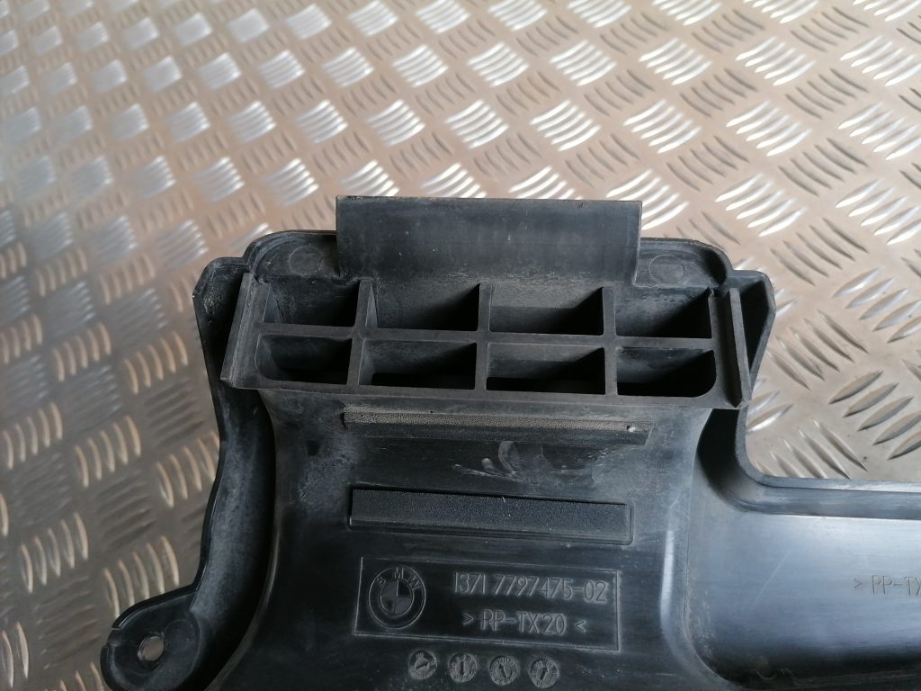 Gaisa filtra korpusa caurule priekš BMW 1 E87 2009 WHITE 3 Gaisa filtra korpusa caurule priekš BMW 1 E87 2009 WHITE