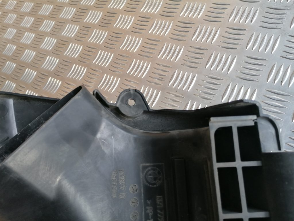 Gaisa filtra korpusa caurule priekš BMW 1 E87 2009 WHITE 5 Gaisa filtra korpusa caurule priekš BMW 1 E87 2009 WHITE