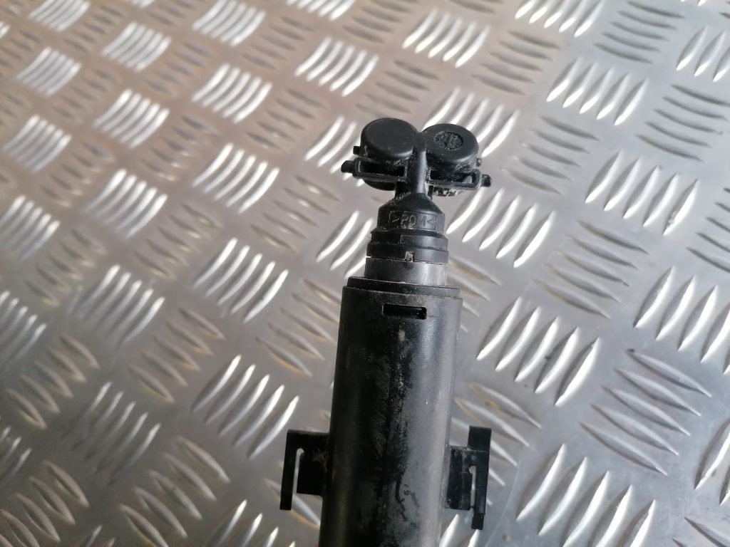 Lukturu mazgātāja sprausla priekš SKODA YETI 2012 2 Lukturu mazgātāja sprausla priekš SKODA YETI 2012