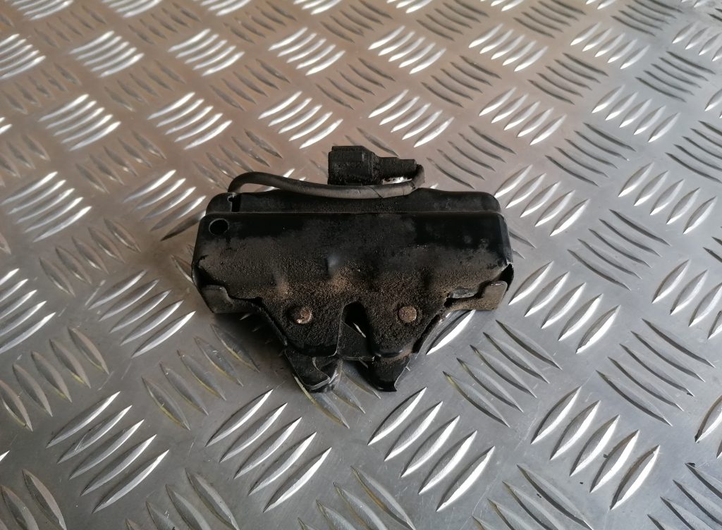 Pārsega slēdzene priekš LEXUS IS250 2007 2 Pārsega slēdzene priekš LEXUS IS250 2007