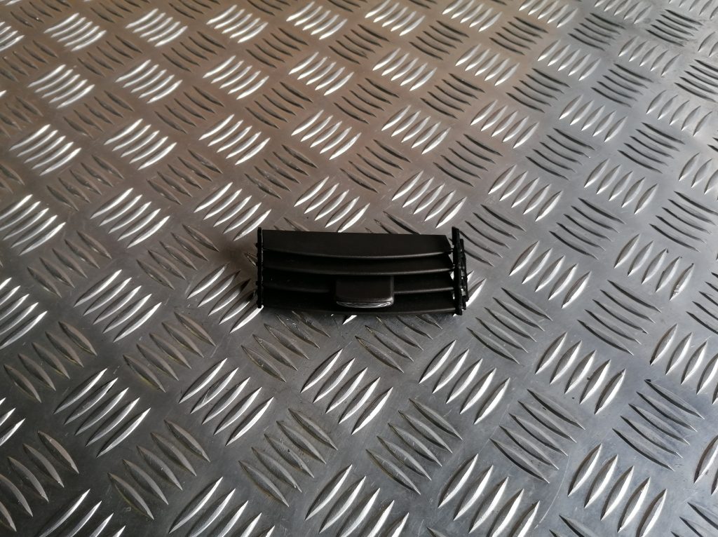 Mērinstrumentu paneļa gaisa vads, centrā priekš LEXUS IS250 2007